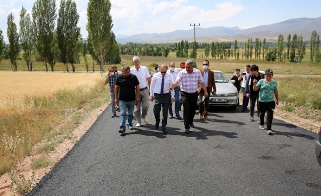 Vali Cüneyt Epcim, Aydıncık Köyü’nde Yürütülen Asfalt Çalışmalarını İnceledi