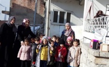 Afgan aileye miniklerden yardım
