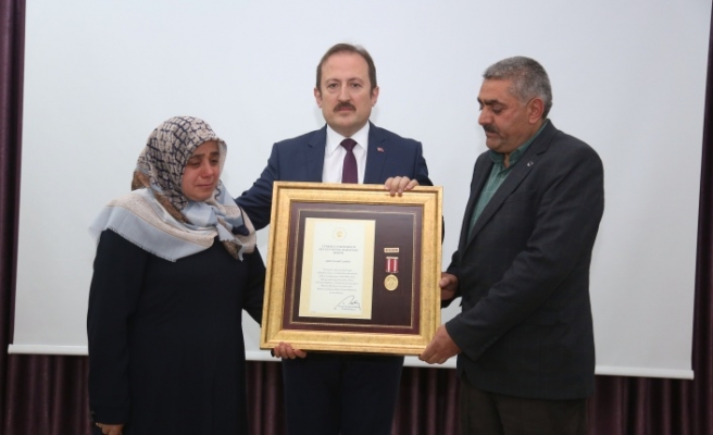 Şehit Şahin ve Şehit Türkoğlu'nun ailelerine Devlet Övünç Madalyası ve Beratı