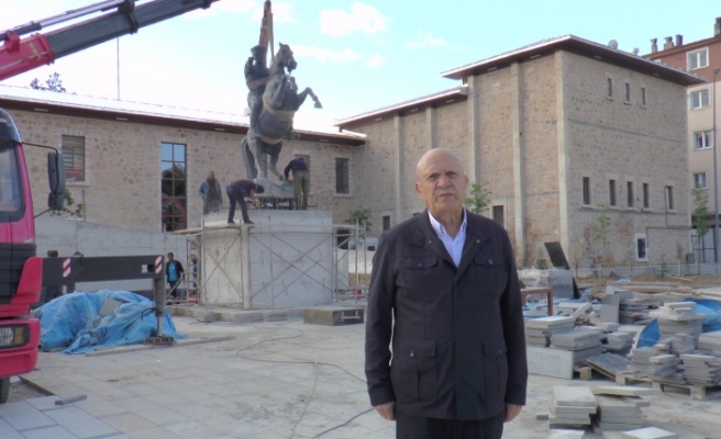Atatürk heykeli yerine konuldu
