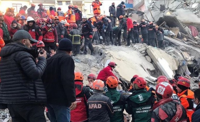 Karadeniz'den Elazığ'daki deprem bölgesine ekip ve yardım desteği