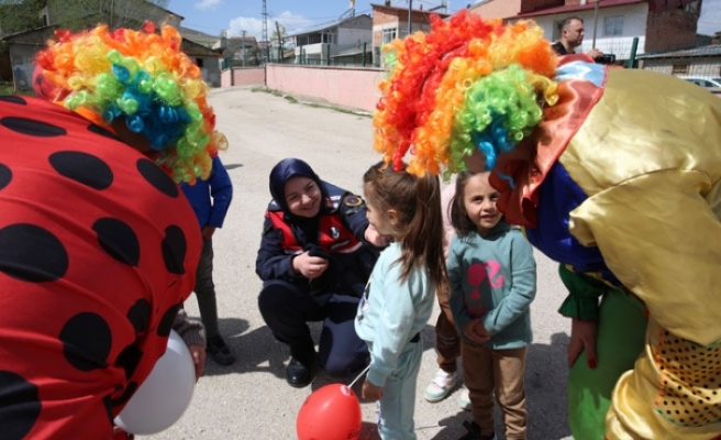 Jandarma 23 Nisan'ı Mutlu köyünde kutladı