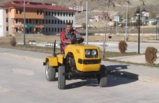 Lise öğrencileri hurdalardan mini traktör imal etti  