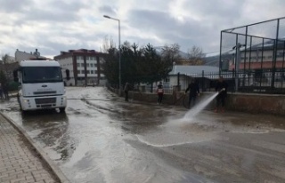 Bayburt'ta yollar basınçlı suyla yıkanıyor