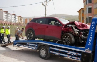 Köprülü Kavşak'ta iki araç çarpıştı:...