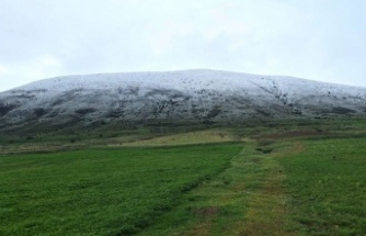 Bayburt’un yüksek tepelerine kar yağdı