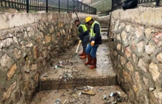 Belediye ekipleri taşkın koruma kanallarını temizledi